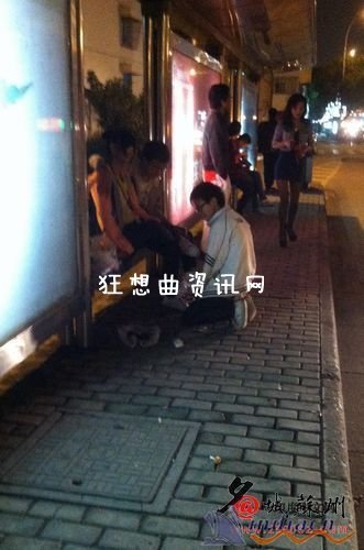 苏州吴中区文曲路小学生公交站台跪地求爱亲热事件图片