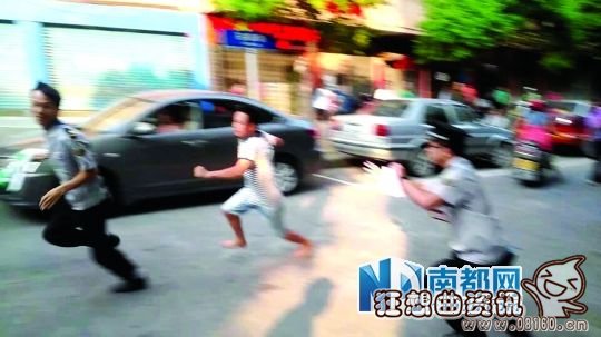 男子持刀追砍城管，城管打人、城管被打凸显社会矛盾！