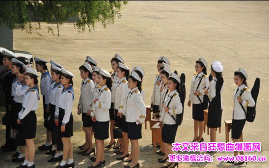 朝鲜女士兵尴尬穿军装图片，朝鲜女士兵尴尬图片