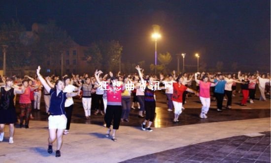 广场舞酒驾男喝醉酒躲避交警跳广场舞跟不上节拍被发现