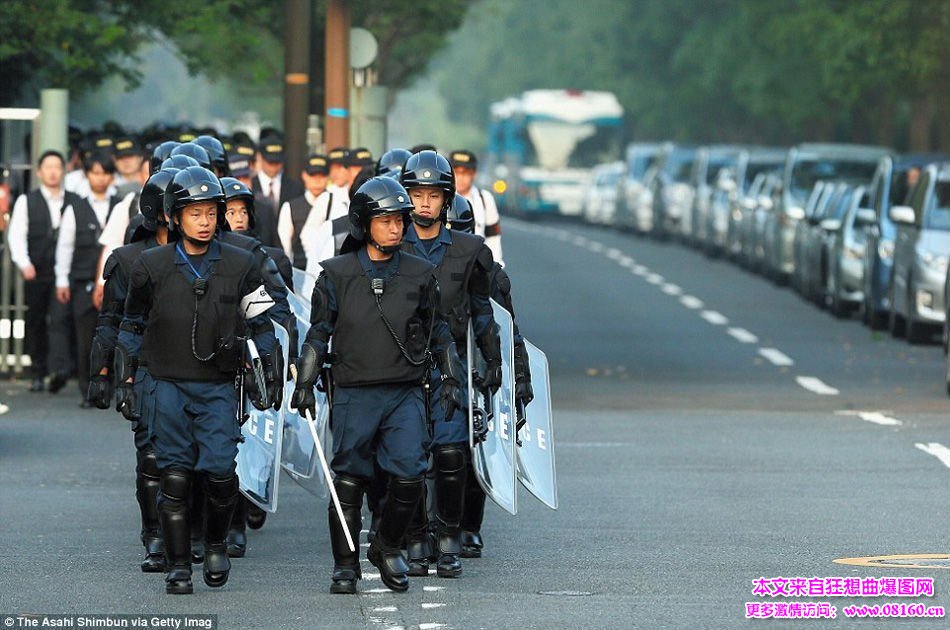 日本最暴力黑帮老大被抓，黑帮组织Kudokai的头目被抓现场图