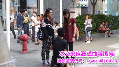 一名20多岁女子被当街割喉，女子当街掌掴跪地男友