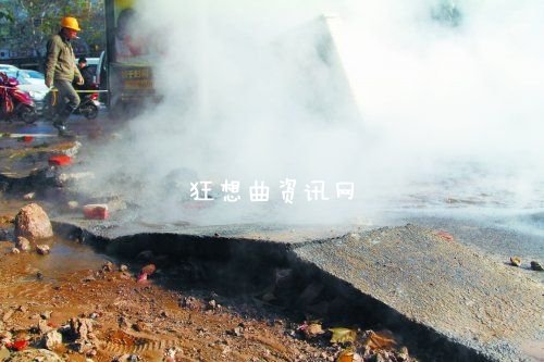 郑州热力管道爆裂路面被冲开图片 现场如灾难大片