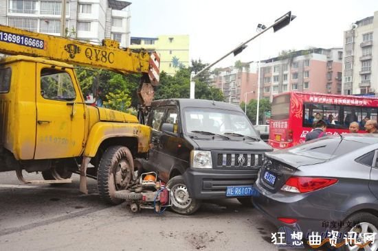 泸州市龙马大道二段红星路口车祸四车连环撞车事故现场图片