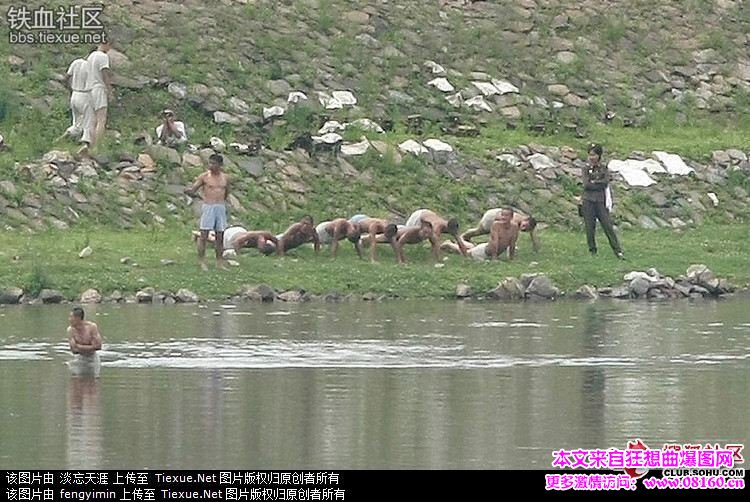 朝鲜女兵装尴尬的着装，朝鲜女兵恶劣紧身裤