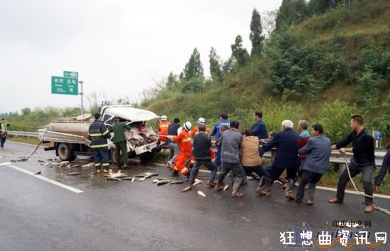 遂高速安岳县长河段车祸现场图片车上的鱼撒了一地