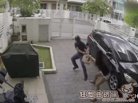 两劫匪遇武林高手妹子被暴揍视频，当劫匪遇到女汉子被扒光衣服