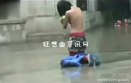 女孩为讨15元钱雨中裸胸下跪事件视频截图是炒作还是真的