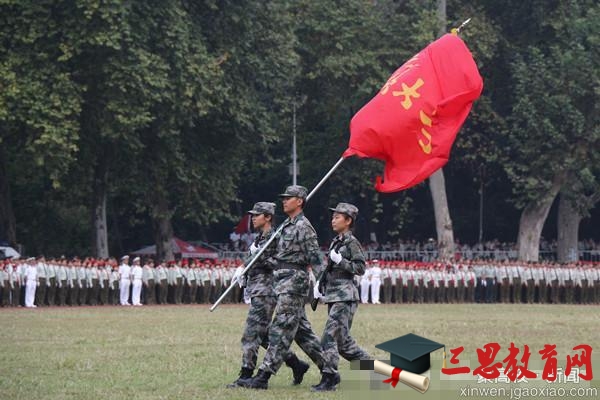 武汉大学2015级新生军训检阅暨总结表彰大会 (3).jpg