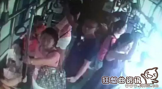 男子用下体碰女生图，公交男下体贴女生臀部被拍下