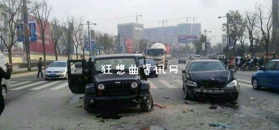 12月14日西安雁翔路豪车砍人事件都市快报现场报道