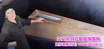 男子与母亲遗体生活十年，母亲用烈酒泡遗体18年