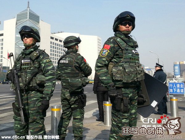 实拍街头持枪霸气特警部队图，关于特警部队的电视剧有哪些