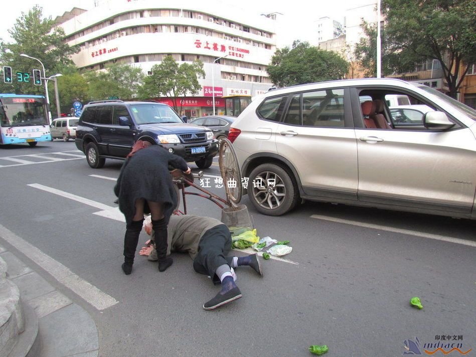 南京后宰门北安门街车祸宝马女车主无证驾驶撞伤八旬老人