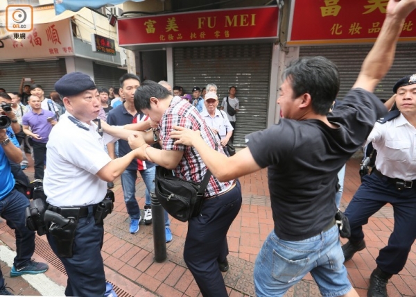 香港反水客大街围攻妇女，香港反水客的最新消息