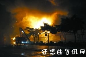 深圳宝安区石岩街道宝石南路盛妆百货着火火灾现场图片