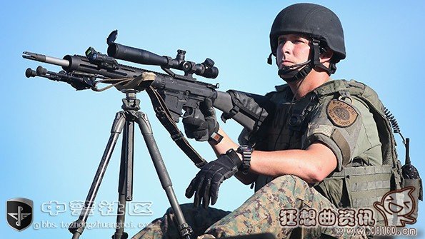 美国警察持枪击毙歹徒视频，关于美国警察的装备问题