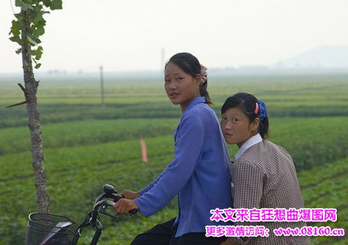 朝鲜女兵装尴尬的着装，朝鲜女兵恶劣紧身裤