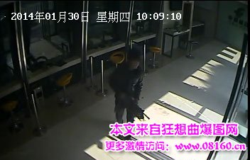 真实银行持枪抢劫视频，英勇警察2分钟擒歹徒