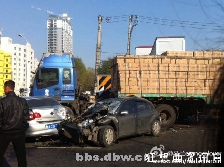 哈尔滨红旗大街车祸货车连撞22车图片视频红旗大街撞车事故车主