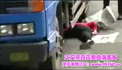 女子连遭两车相撞身亡，司机肇事逃跑被拦下