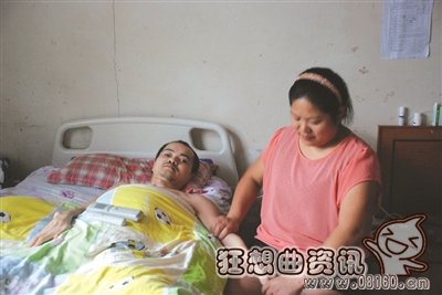 丈夫照顾瘫痪妻子43年，丈夫不离不弃照顾瘫痪妻子