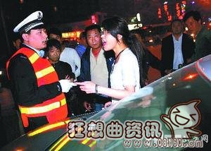 交警怒踹宝马女完整版，开宝马的女人为何总让人讨厌？