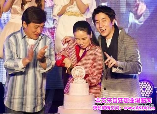 成龙的老婆过60大寿,成龙回应王杰事件