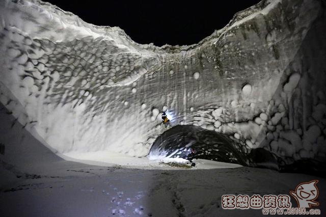 湖北现神秘天坑，天坑曾是垃圾倾倒点