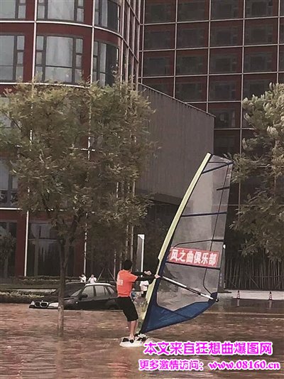 南京暴雨街头被淹 男子当街玩帆板（乘风破浪组图）