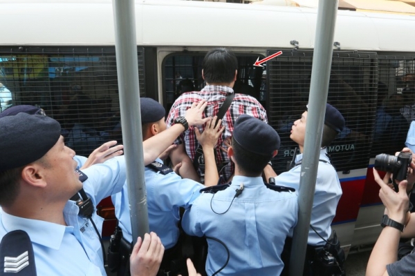 香港反水客大街围攻妇女，香港反水客的最新消息