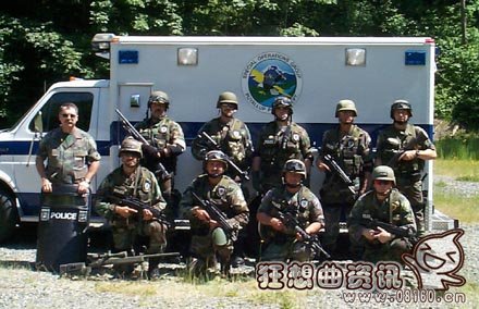 美国警察持枪击毙歹徒视频，关于美国警察的装备问题