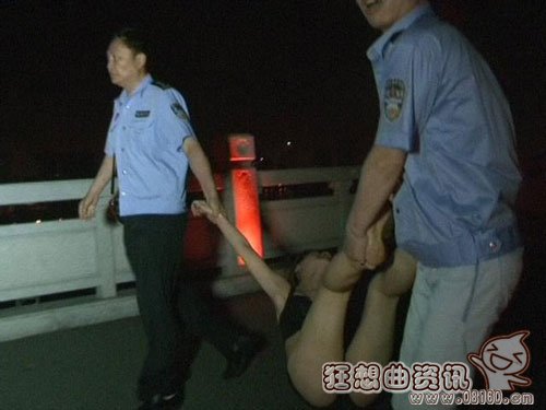 实拍路人救起跳河美女，美女跳河救起惨样