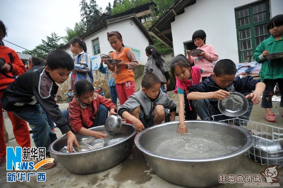 山区贫困儿童真实生活图片，山区贫困儿童教育要重视