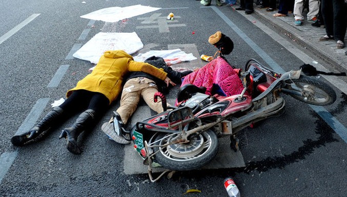 福州白马南路福四中车祸现场图片113路公交车碾死男孩事故