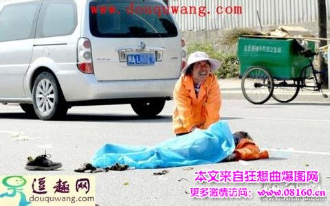 鸟巢隧道飙车司机父亲，两妙龄女斑马线上被撞飞20米身亡