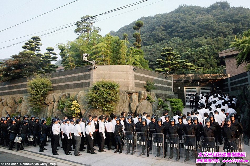 日本最暴力黑帮老大被抓，黑帮组织Kudokai的头目被抓现场图