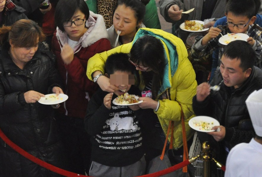 沈阳上演免费晚餐抢食大战，谁说天下没有免费的午餐？