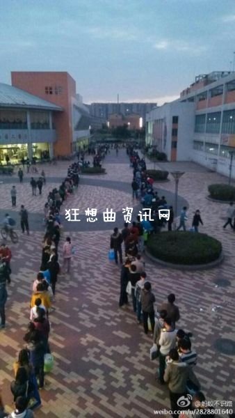 洗澡相亲：川大学生洗澡排长队 男女两列洗澡相亲