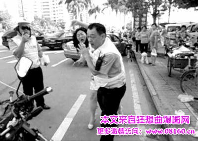 司机当街撕罚单打交警，当街挥拳打晕交警中队长