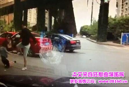 男司机暴打女司机道歉，湖北女司机蹭到路人道歉