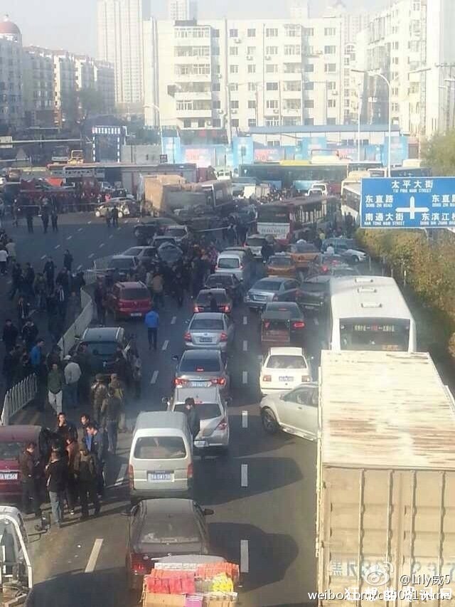 哈尔滨红旗大街车祸货车连撞22车图片视频红旗大街撞车事故车主