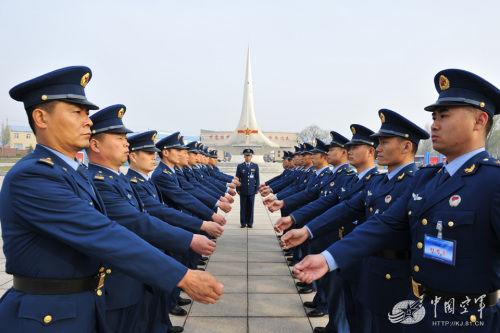 经基层选拔推荐的262名旅、团、营、连预任士官长，在空军大连通信士官学校接受了集中岗前培训。