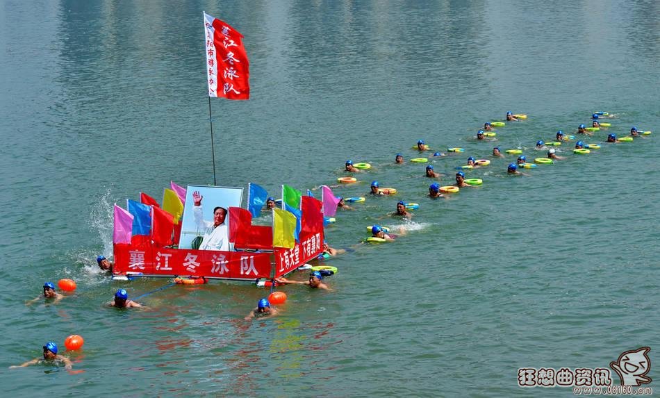 抬毛主席像场面壮观图，襄阳千人横渡汉江