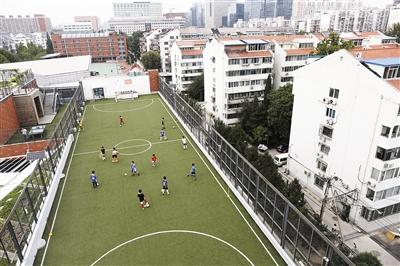 北京一小学因地面场地有限建“空中”足球场