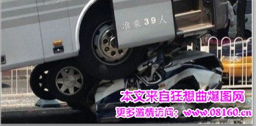 大客碾过警车五民警殉职，现场太惨了！