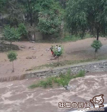 山洪暴发冲走人视频，遇到山洪该怎样自救