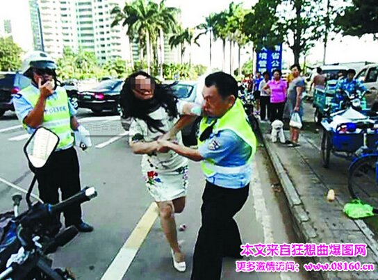 女子违章被查不满 连扇交警7耳光，彪悍女子攻击交警！