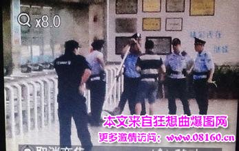 实拍男子烧车劫持女孩，广州男子持刀劫持女子疯砍民警