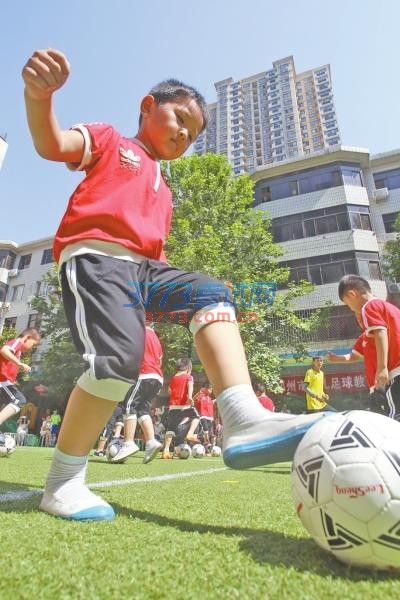 郑州11所校园足球特色幼儿园挂牌 具有示范意义